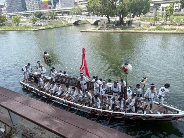 7月24日25日は天神祭が開催されます‼︎
オフィスの前にも「どんどこ船」が通り、太鼓の音と元気な掛け声でお祭りを盛り上げてくれていました🥁
25日は花火が上がる予定なので、楽しみです🎆

#株式会社マリアス
#不動産投資
#賃貸管理
#沖縄リゾートリゾート開発
#沖縄別荘leceb